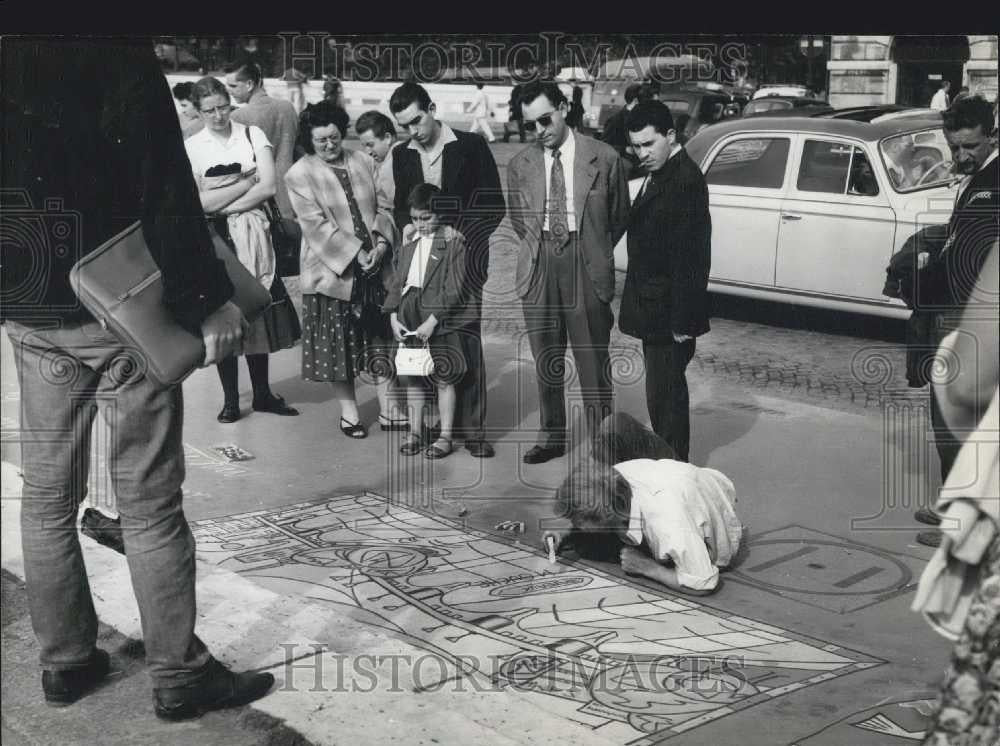 1958 Press Photo Artist at work on a painting on the sidewalks in France - Historic Images