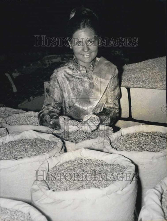 1968 Press Photo Monique Bouteiller Queen of Traders with Sacks of Beans Arpajon - Historic Images