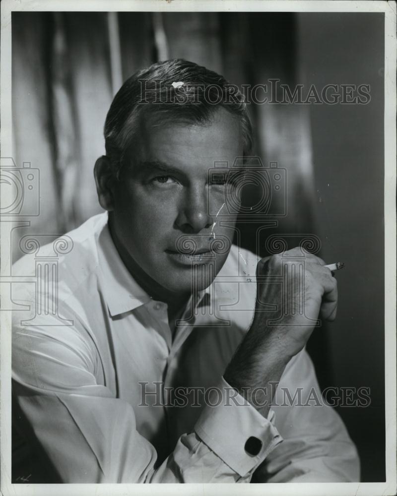 1971 Press Photo Actor Lee Marvin posing for photo - RSL43395 - Historic Images