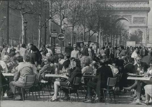 Press Photo Citizens on Easter Monday in Paris - Historic Images