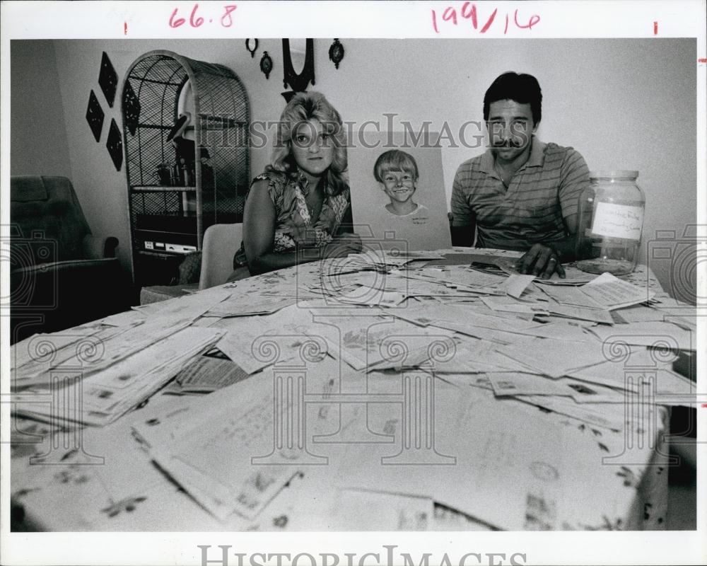 1985 Press Photo Annette &amp; Robert Moffat w/ letters about their son Jerome - Historic Images