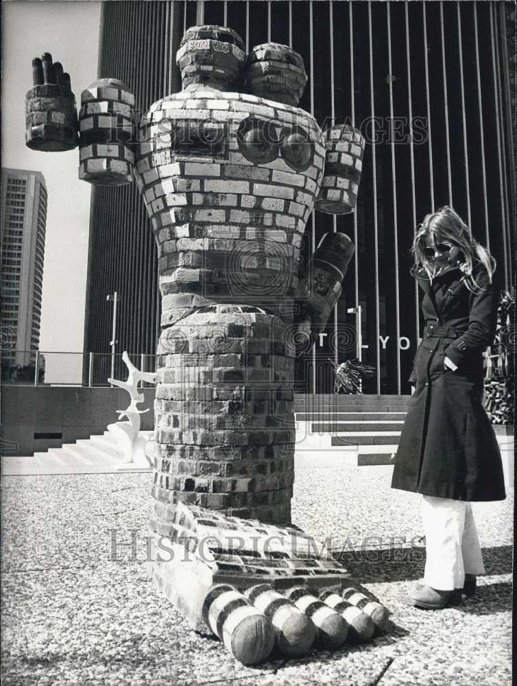 1976 Press Photo Tribute to a Brick Egyptian Sculpture by Klaus Schultze Modern - Historic Images