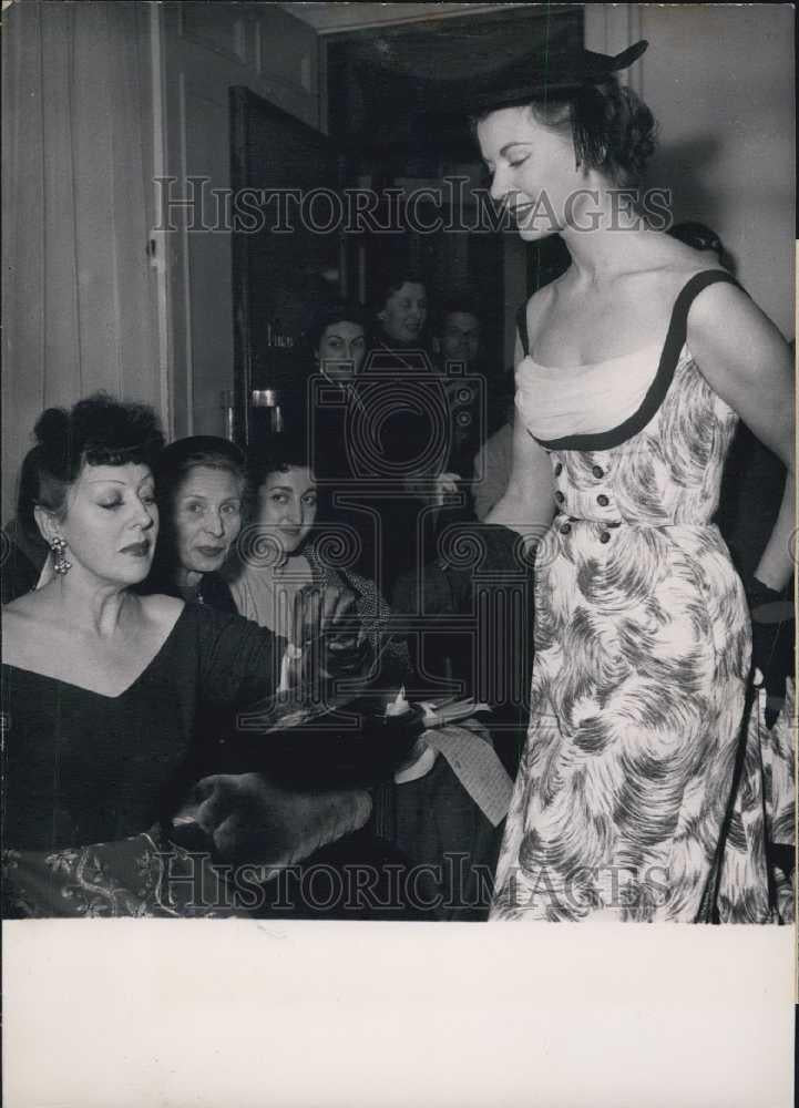 Press Photo Mrs Steve Pasteur looks at fashions by Garndy - Historic Images