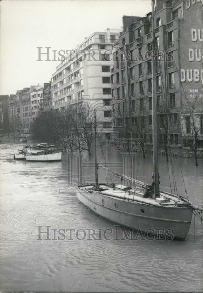 Press Photo Passy Dock Flooding Near Grenelle Bridge Paris - Historic Images