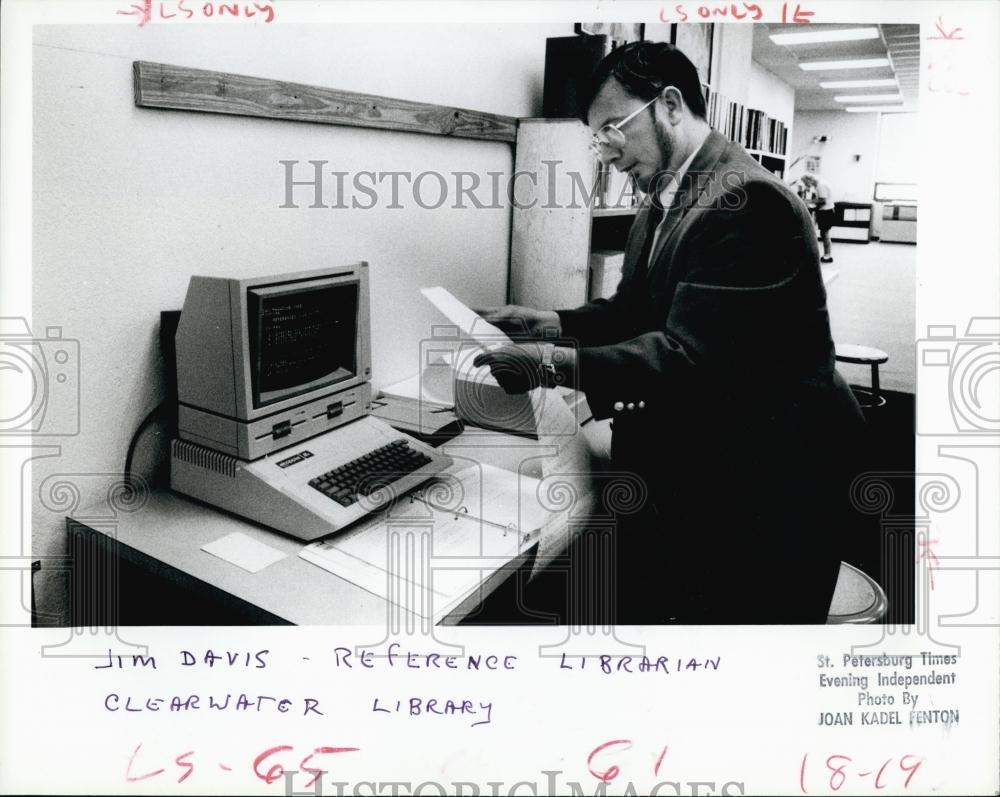 1985 Press Photo Clearwater Reference Librarian Jim Davis - RSL69675 - Historic Images