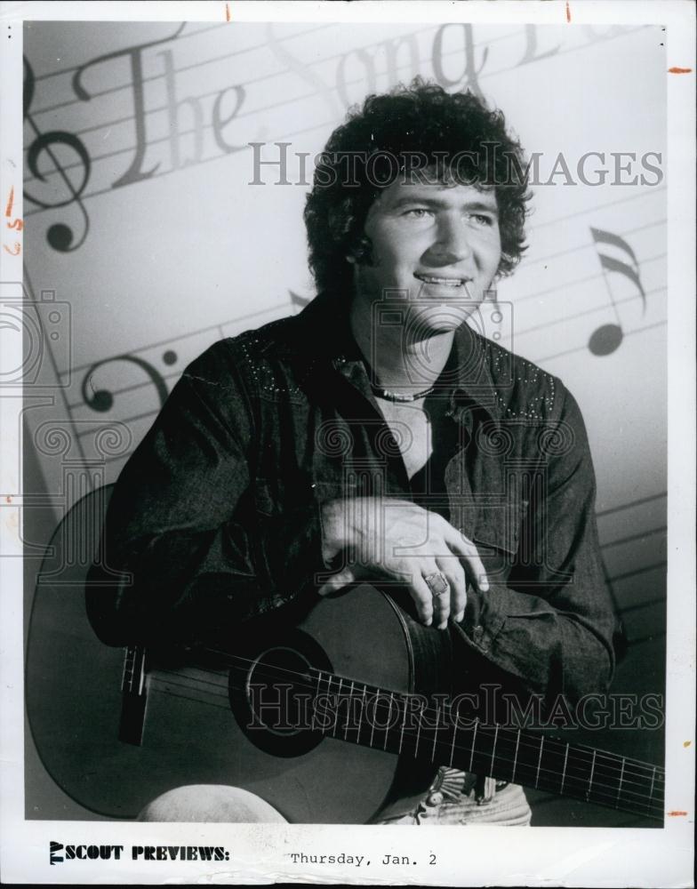 1975 Press Photo Musician Singer Performer Composer Mac Davis Performs TV Show - Historic Images