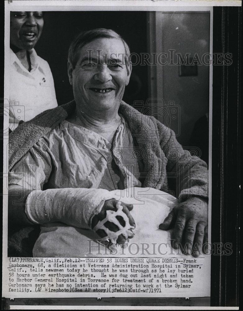 1971 Press Photo Frank Carbonara treatment for broken hand trapped in Quake - Historic Images