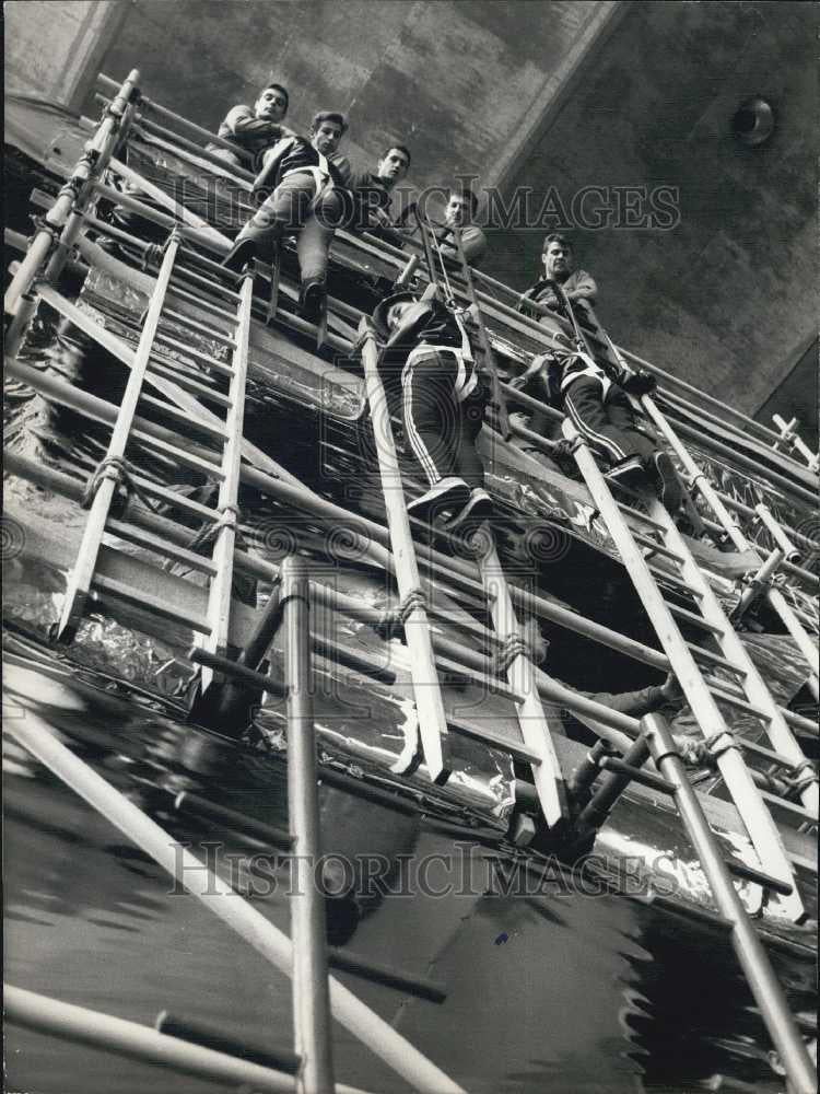 1975 Press Photo Paris France fire fighters in training - Historic Images
