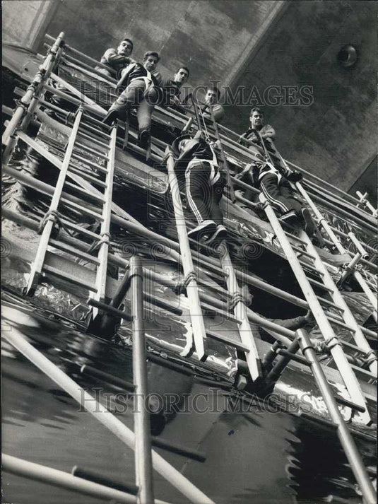 1975 Press Photo Paris France fire fighters in training - Historic Images
