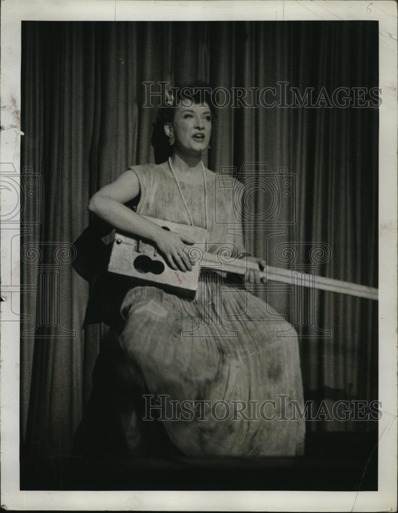 1959 Press Photo Musician Jenny Lou Law Performing Ballad &quot;Lend An Ear&quot; - Historic Images