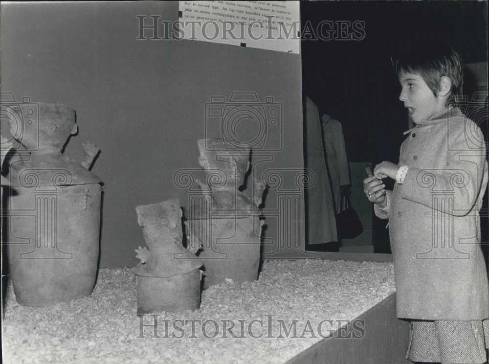 1975 Press Photo An exhibit of Colombian art and young visitor - Historic Images