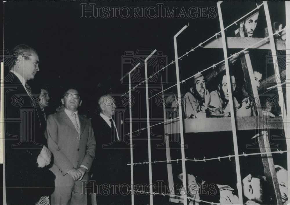 1974 Press Photo Jean Sauvagnargues at memorioal to Jerusalem Nazi victims - Historic Images