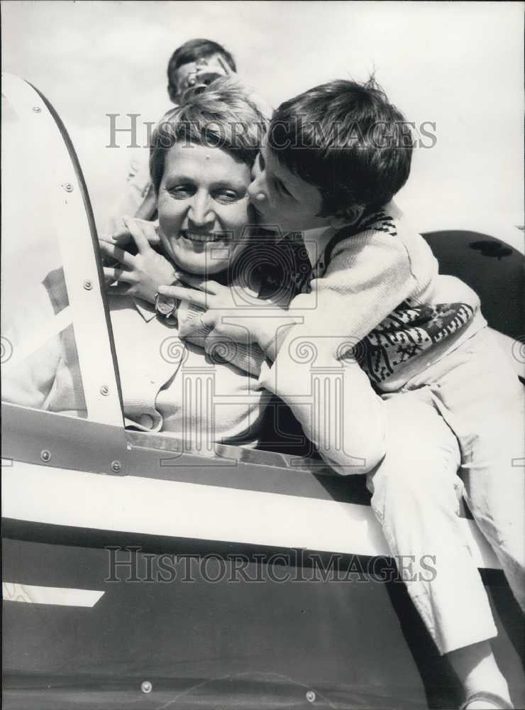 1968 Press Photo Hrissa Pelissier Pilot Kissed By Son Silvan Before Taking Off - Historic Images