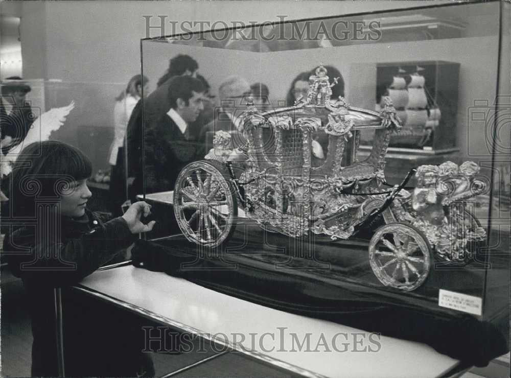 1978 Press Photo Museum of Decorative Arts in Paris,Model royal coach on display - Historic Images