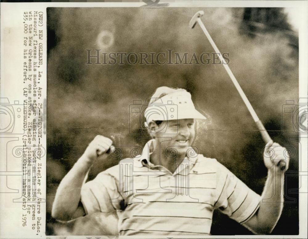 1976 Press Photo Larry Ziegler putt 18th green New Orleans golf - RSL53279 - Historic Images