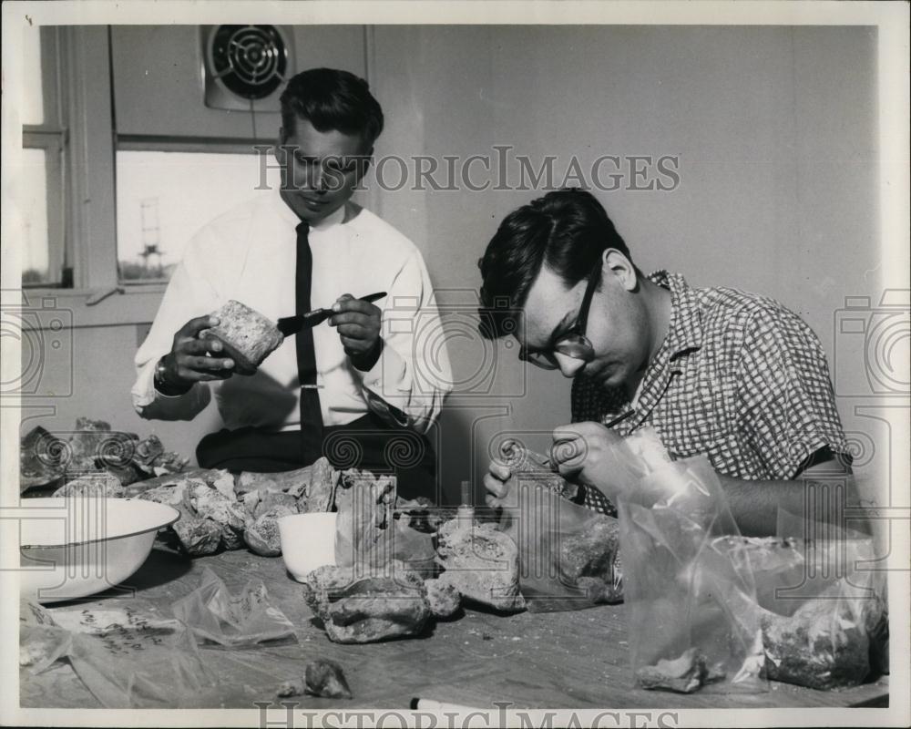 1965 Press Photo William Kennedy III &amp; Ken Busch on atreasure hunt - RSL95437 - Historic Images