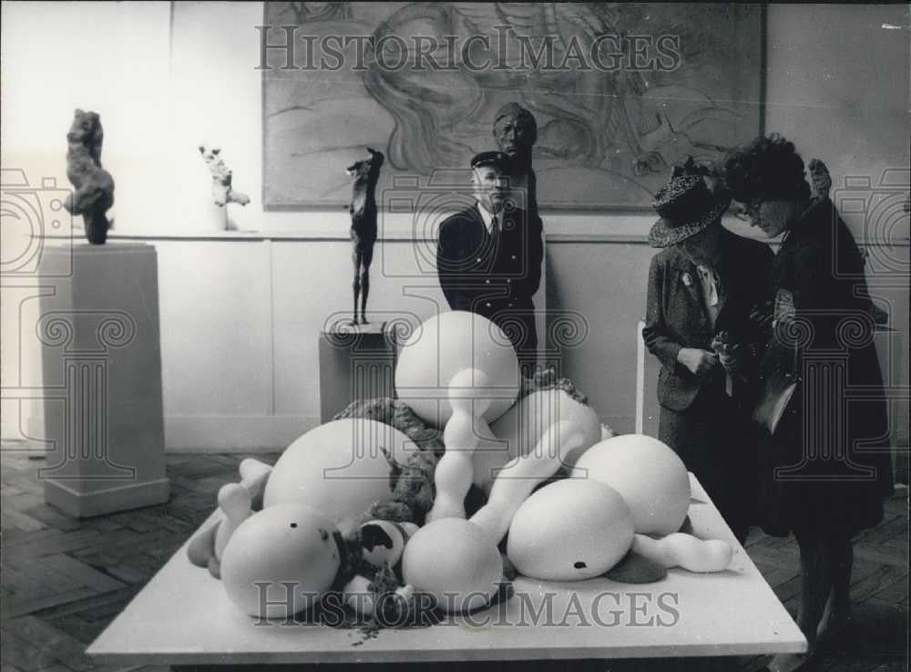 1969 Press Photo Visitors Admire one of the Works of Sculptor Pierre Sulmon - Historic Images