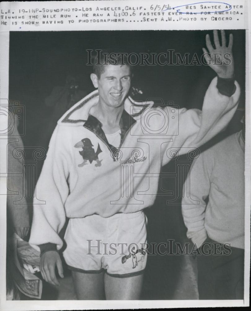 1954 Press Photo Wes Santee After Mile Run Breaking Record - RSL54747 - Historic Images