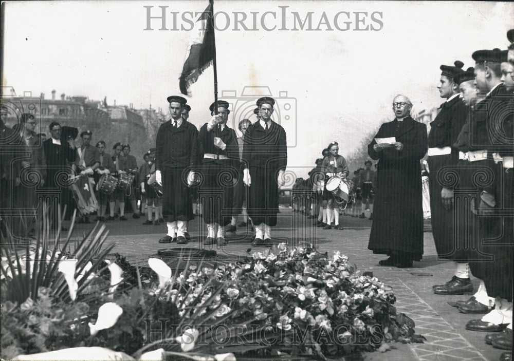 1950 Press Photo Students at the tomb of the Unknown Soldier - Historic Images