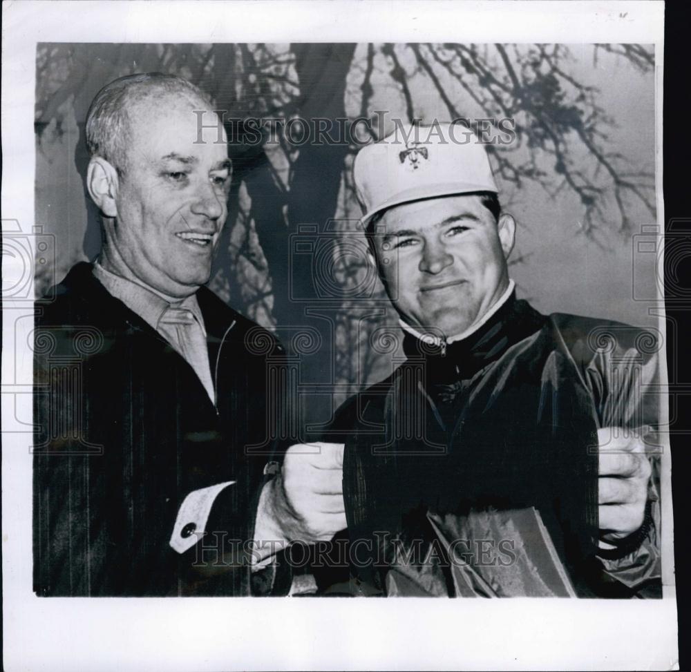 1955 Press Photo Mike Souchak, Professional Golfer, Dr Arthur Zucht - RSL55177 - Historic Images