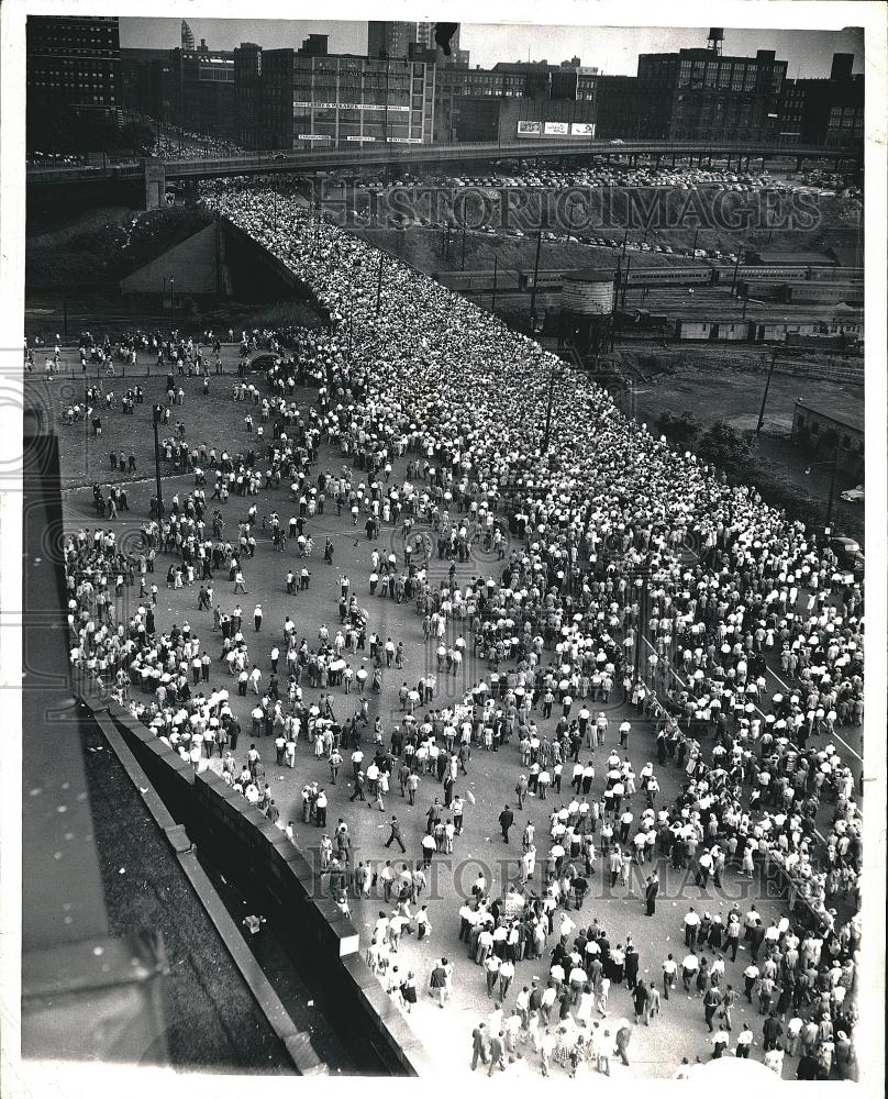 Press Photo Crowd Leaving Cleveland Stadium After Doubleheader Game - RSL75593 - Historic Images