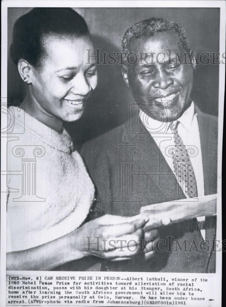 1961 Press Photo Albert Luthuli Winner 1960 Nobel Peace Prize Daughter Stanger - Historic Images