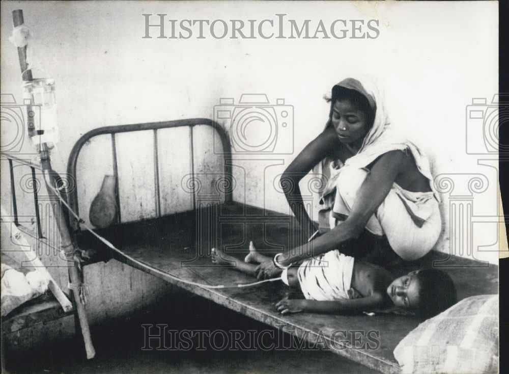 1971 Press Photo Mother & her child who is a cholera victim in Calcutta - Historic Images