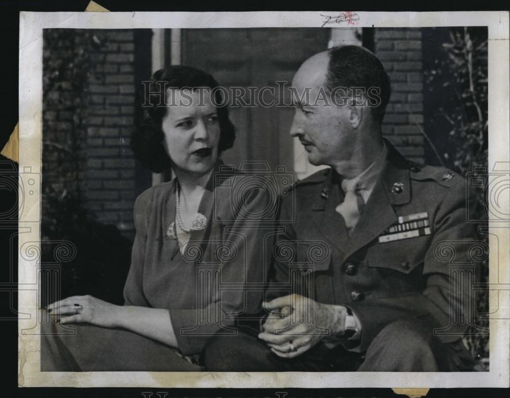 1946 Press Photo Col James P Devereaux With Fiance Rachel Clarke Cook - Historic Images