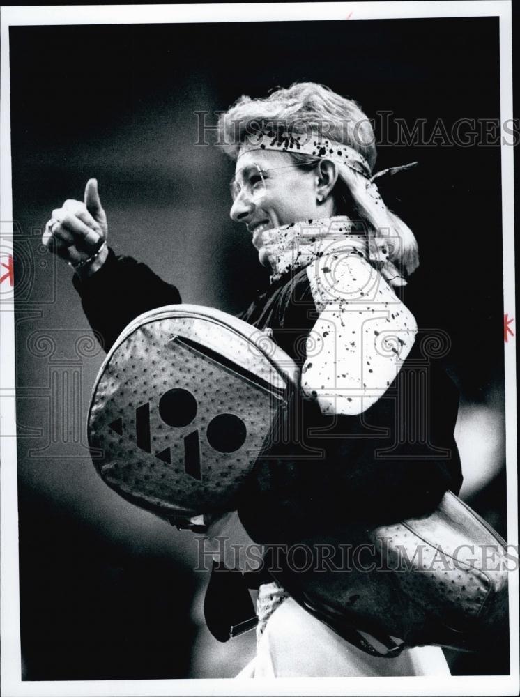 1990 Press Photo Martina Navratilova gives thumbs up Tennis Court - RSL55509 - Historic Images