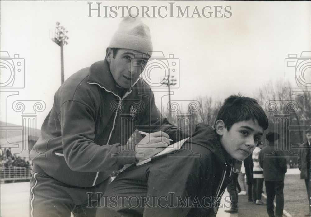 1968 Press Photo American skier Mac Dermott signs autographs - Historic Images