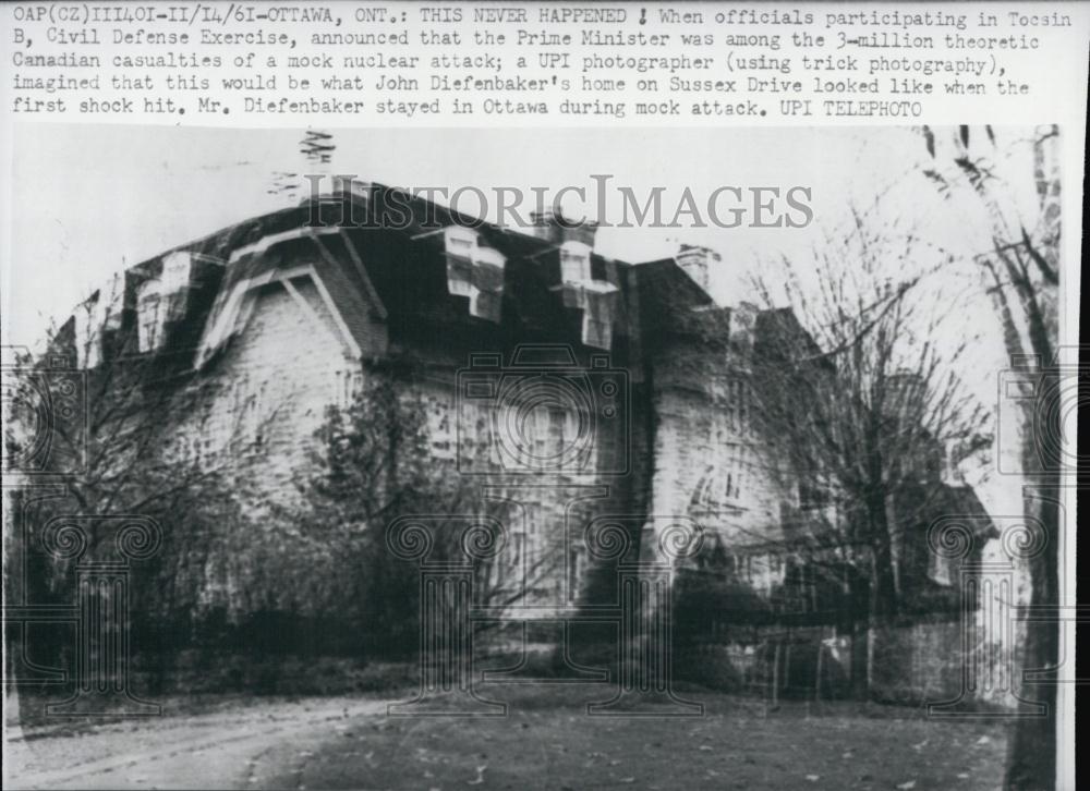 1961 Press Photo Civil Defense Exercise Ontario mock nuclear attack home John - Historic Images