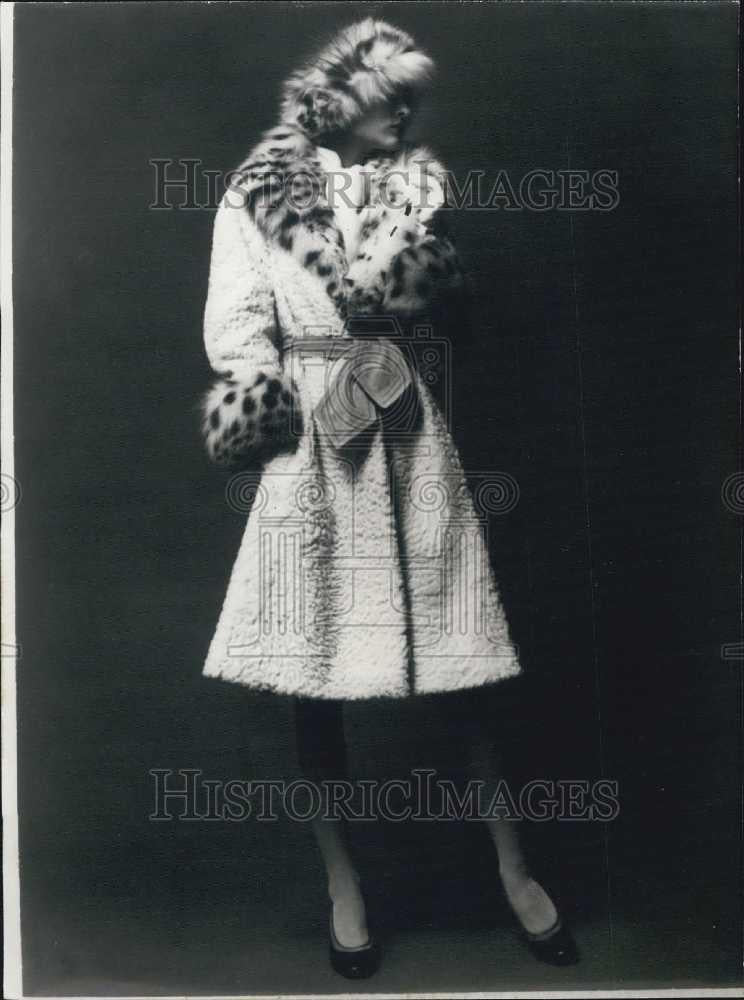 1972 Press Photo Model Wearing Swakara White Collar Lynx Coat Autumn Winter - Historic Images