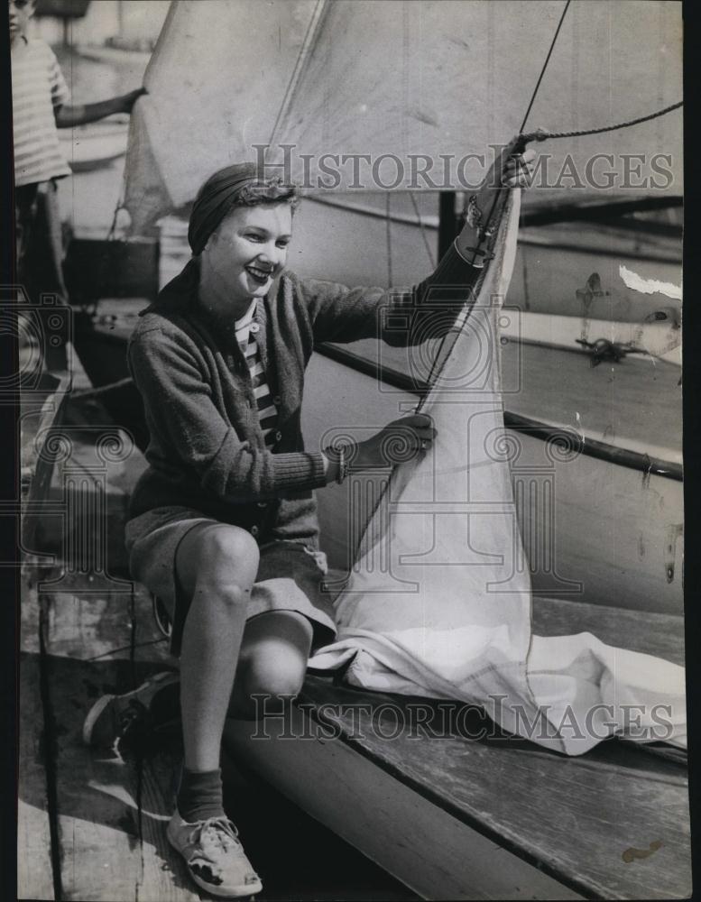 1945 Press Photo Ruth Chaugnessey Father Commodore Merrymount Yacht Club - Historic Images