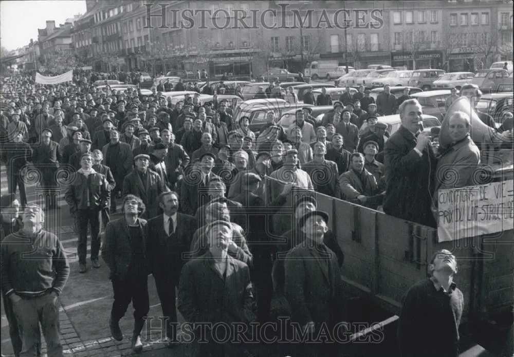 1969 Press Photo Crowd of protestors in France - Historic Images