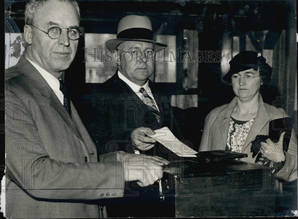 1935 Press Photo Former Mayor and Mrs Leslie E Knox, Voting In Somerville - Historic Images