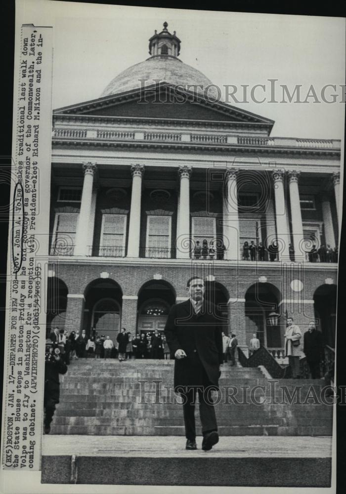 1969 Press Photo Governor John A Volpe Taking Traditional Last Walk Down Steps - Historic Images