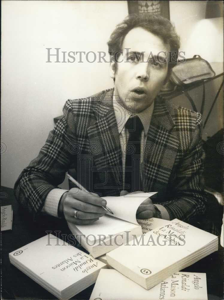 1971 Press Photo Angelo Rinaldi Signs His Book "Le Maison Des Atlandes" - Historic Images