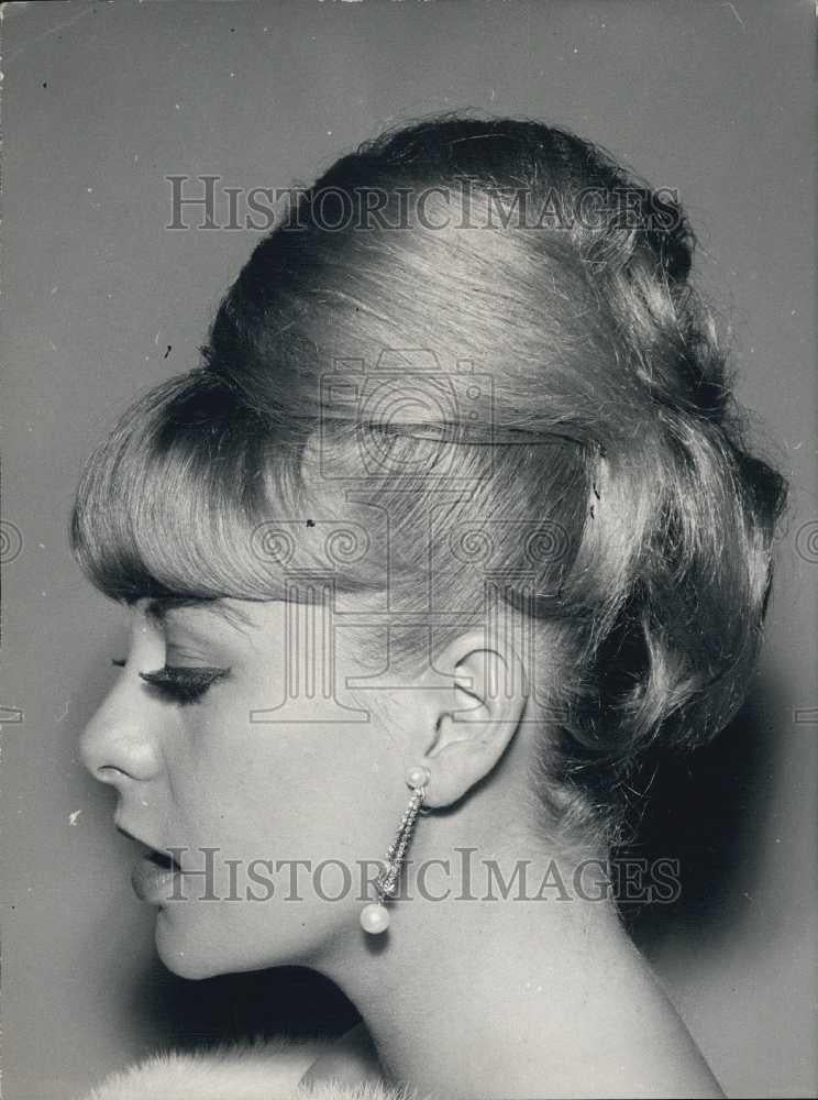 1963 Press Photo Hairstyle by Claude Simon of Charles of the Ritz salon - Historic Images