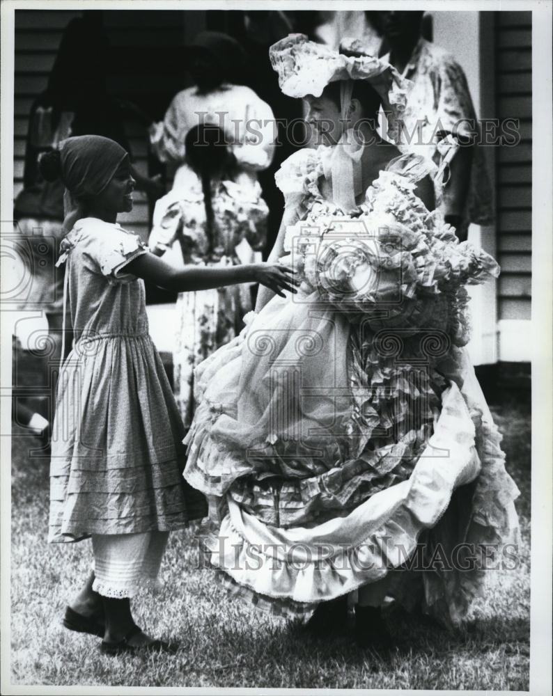 1994 Press Photo Kairia Shariff &amp; Mary Ellen Maloney &amp; Dir Deb Shariff - Historic Images