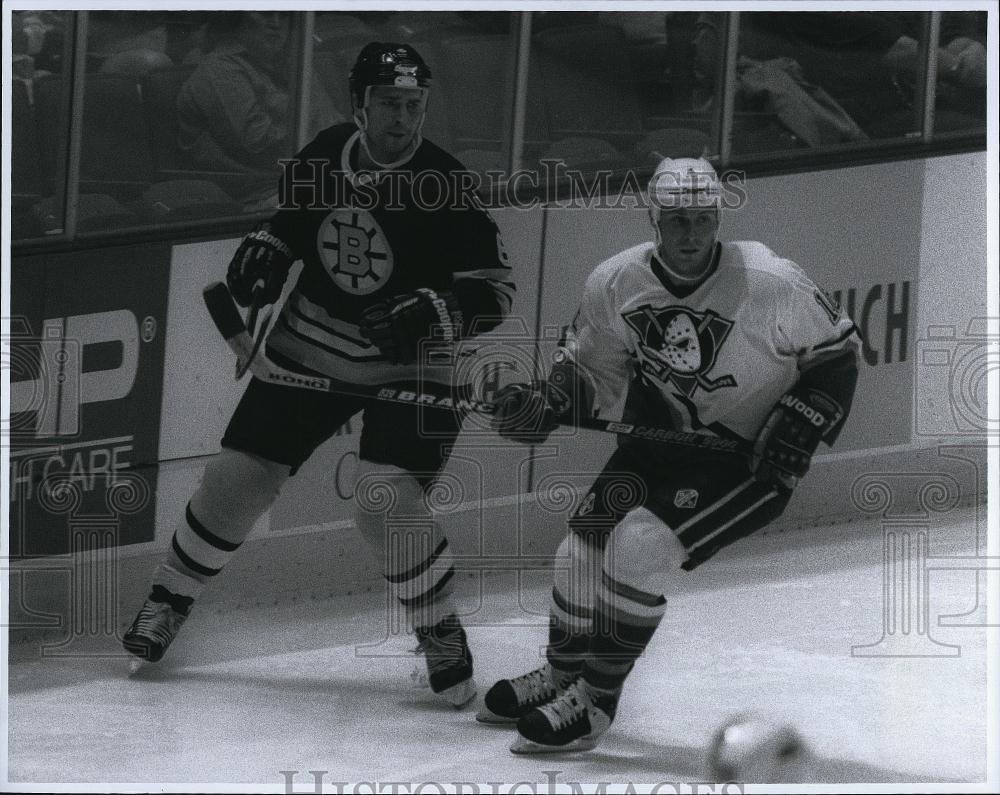 Press Photo Elexei Kastonov of Boston Bruins and Peter Douris of Ducks - Historic Images