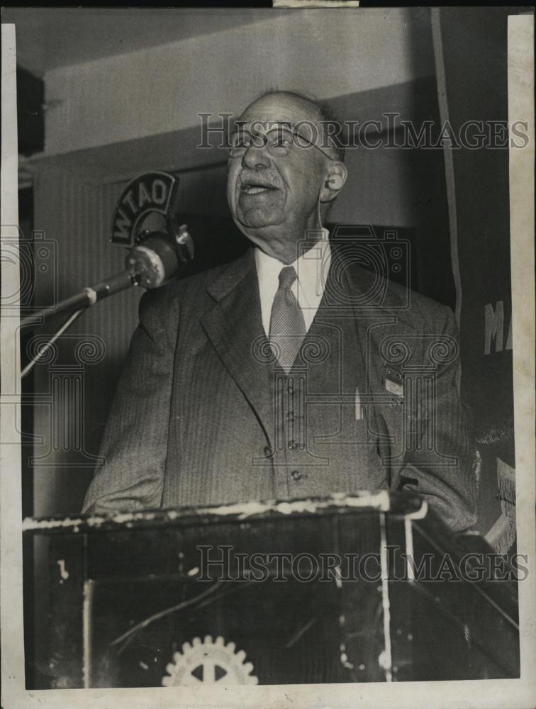 1953 Press Photo Journalist/ Politician Leon Conwell Speaks At The Rotary Club - Historic Images