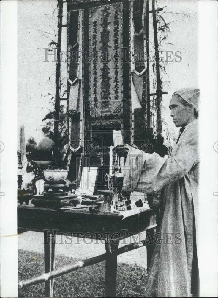 Press Photo Priest at Altar - Historic Images