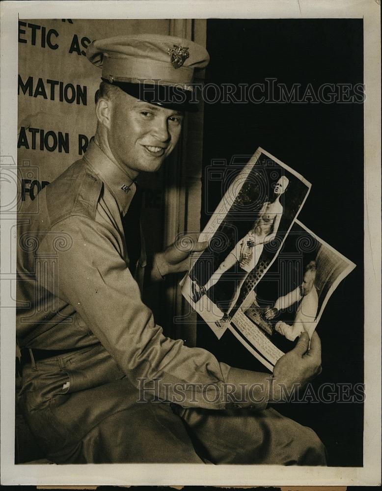 1953 Press Photo Dean Jr looks at his father&#39;s pictures William Dean Jr - Historic Images