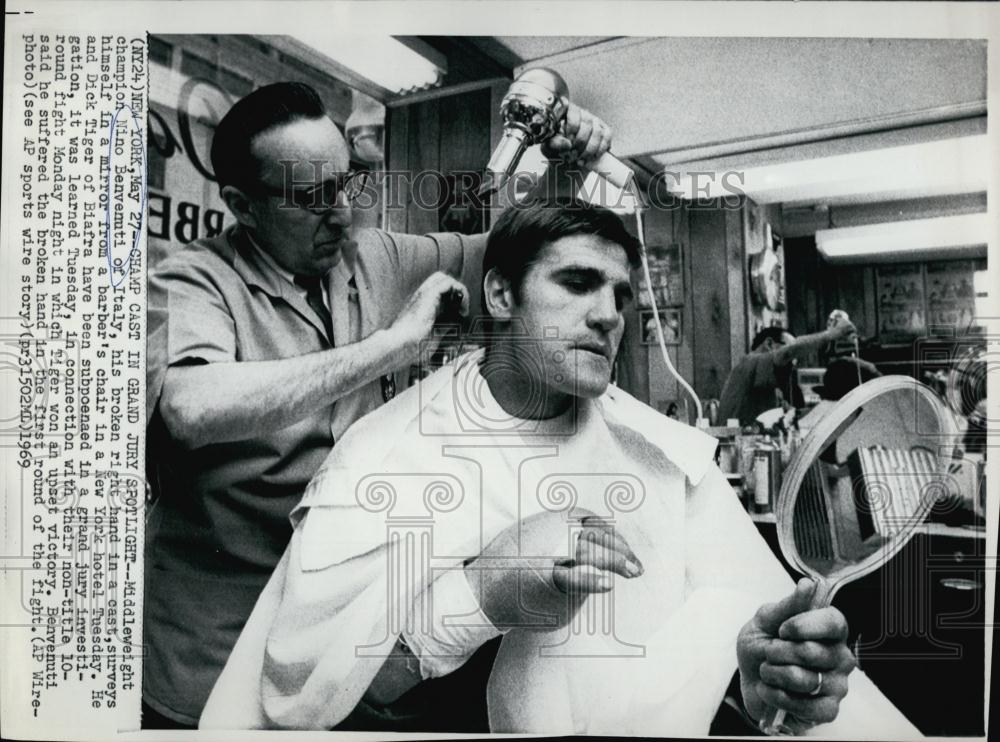 1969 Press Photo Middleweight Champ Nino Benvenuti Gets Haircut - RSL53399 - Historic Images