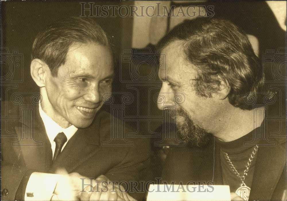 1972 Press Photo Indochinese Pere Mayer & his interpreter for Vietnam question - Historic Images