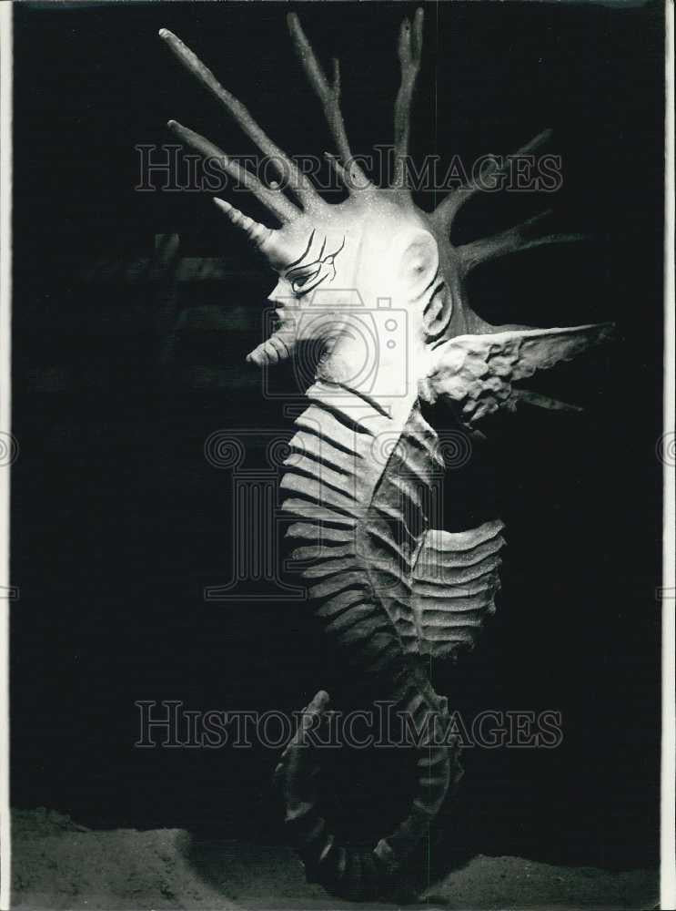 1985 Press Photo Gallery Plaza art sculpture of sea horse - Historic Images