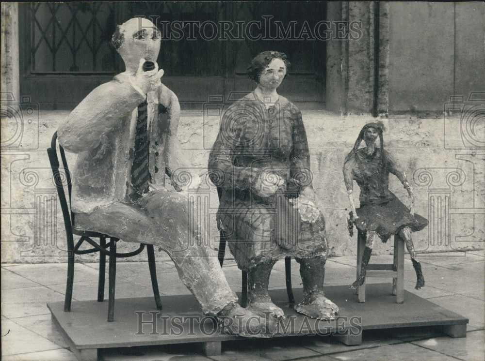 1974 Press Photo Bourgeoisie Evening Sculpture by Pascal Vautibaut Paris Modern - Historic Images