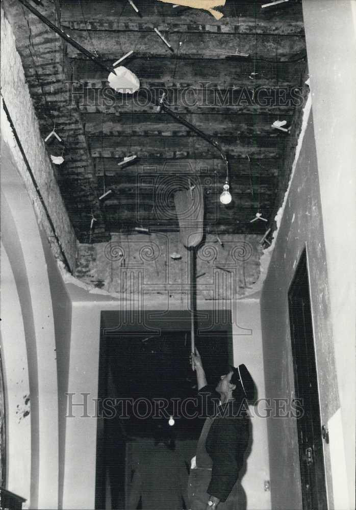 1962 Press Photo Employee Cleans Ceiling of Orsay Court Where a Murder Occurred - Historic Images