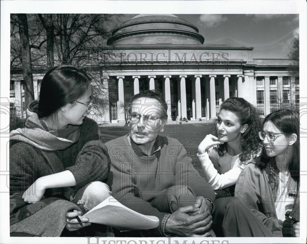 1996 Press Photo ProfDr Ioannis Yannis with his students outside MITquard - Historic Images