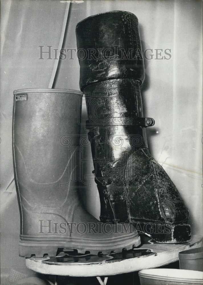 1967 Press Photo Leather fashion boots in style of Louis XIV - Historic Images